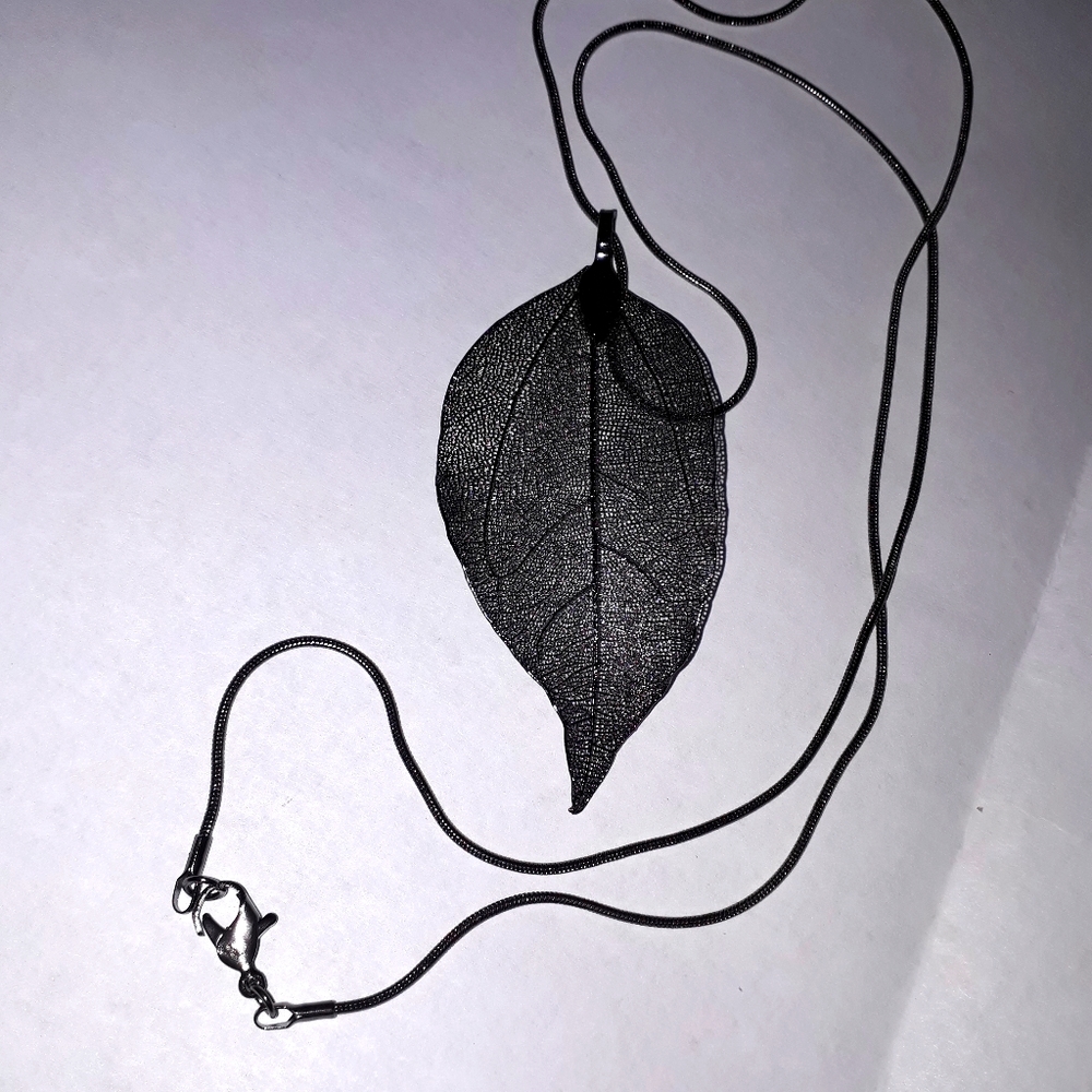Chic Gunmetal Leaf Necklace
